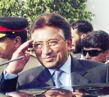 برويز مشرف يغادر مقر الرئاسة عقب الإدلاء ببيان الاستقالة يوم الاثنين الماضي